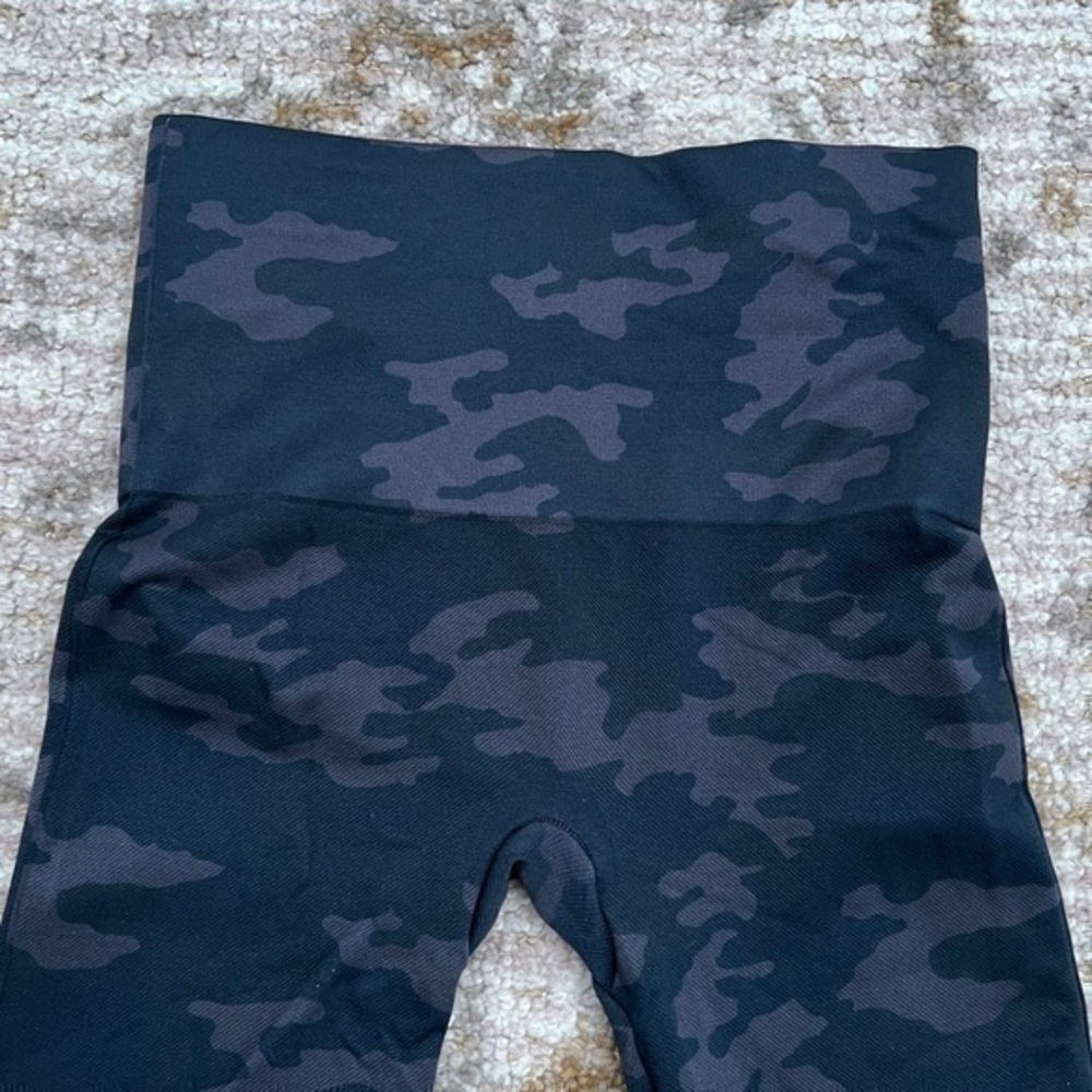 SPANX Look At Me Now Seamless Cropped Camo Athletic Leisure Leggings - Picture 8 of 8